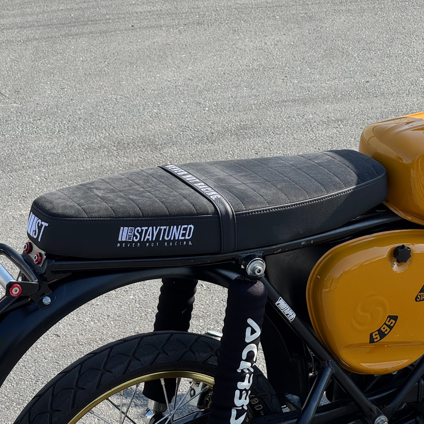 NEVER NOT RACING - Sitzbank