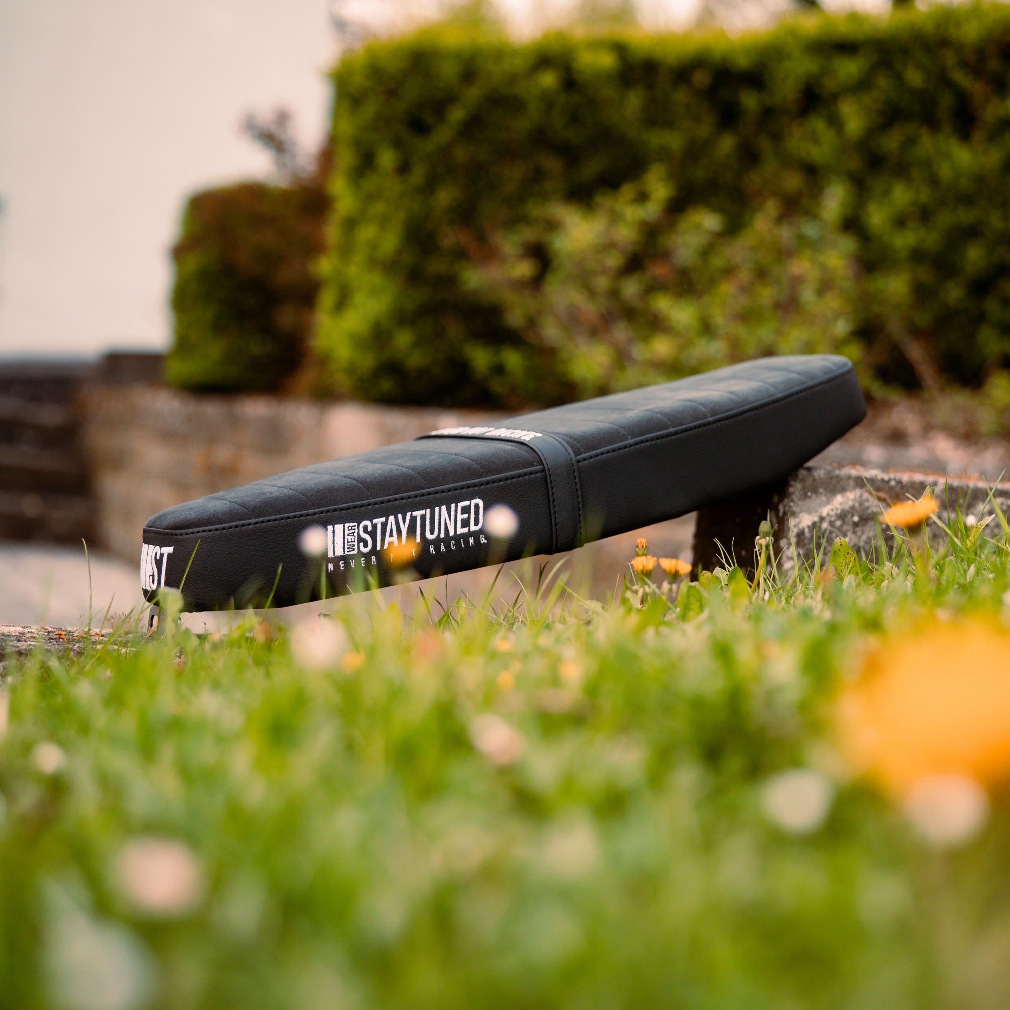 NEVER NOT RACING - Sitzbank