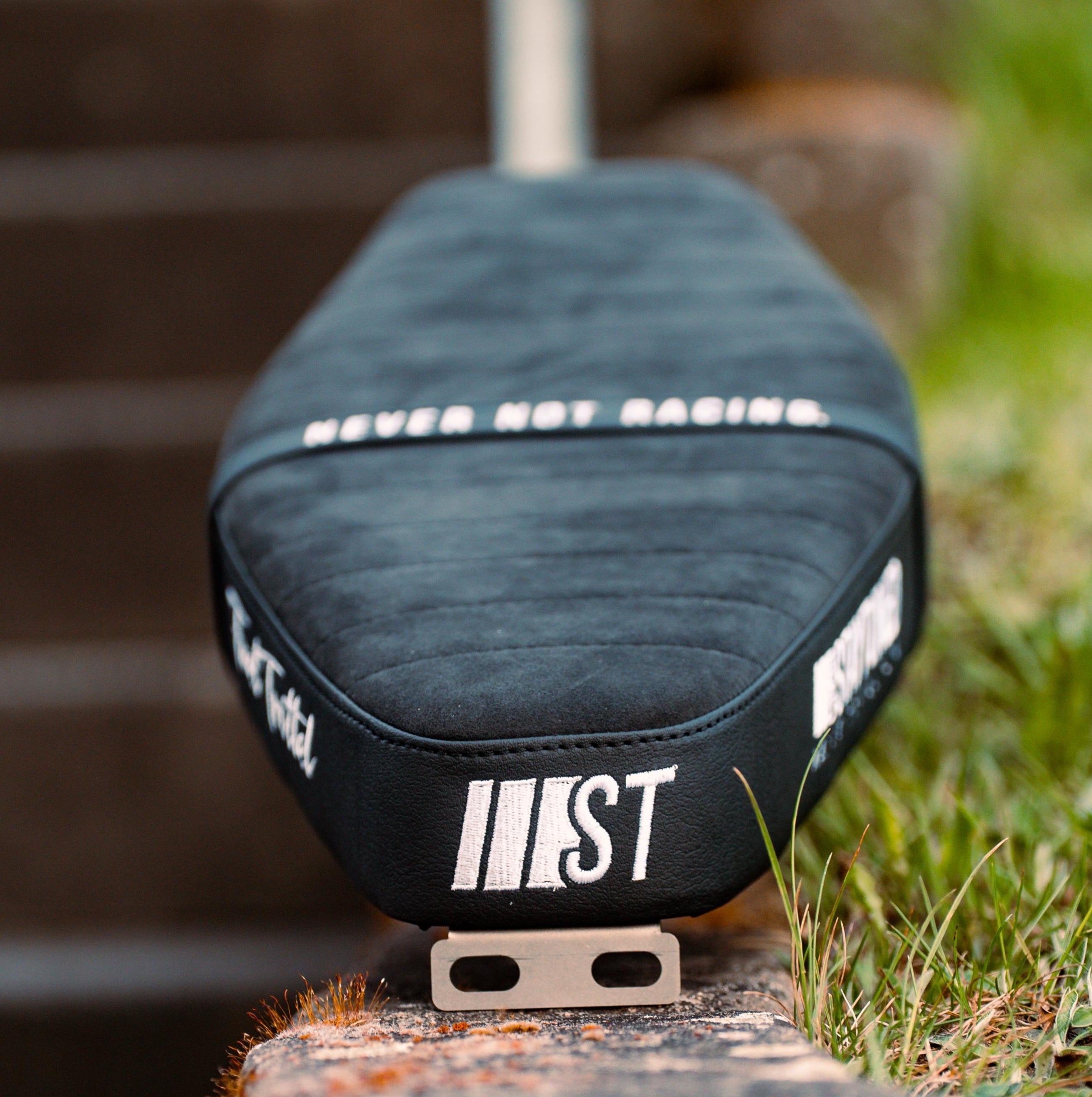 NEVER NOT RACING - Sitzbank